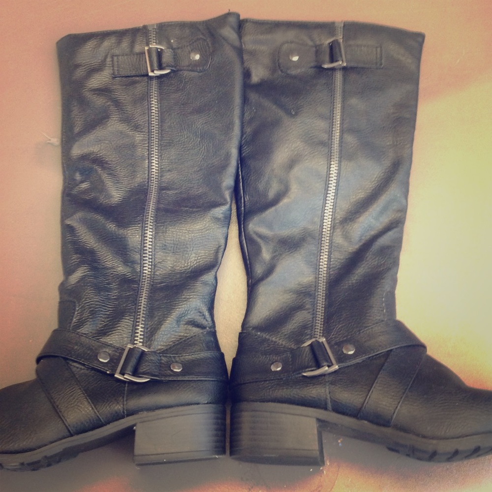 NWOB women's size 9 knee high black leather boots!